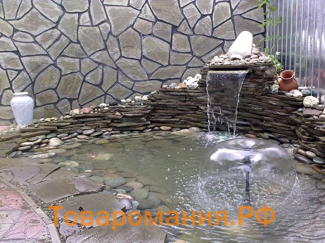водопад с фонтаном из камня на даче
