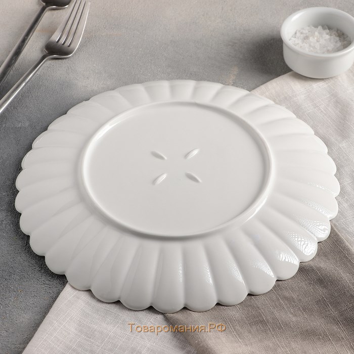 Тарелка фарфоровая обеденная Magistro «Цветок», d=25 см, цвет белый